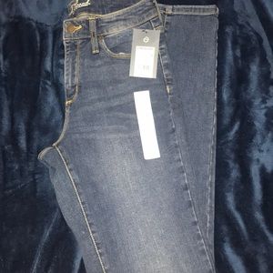 NWT- Universal Threads hi-rise Skinnies